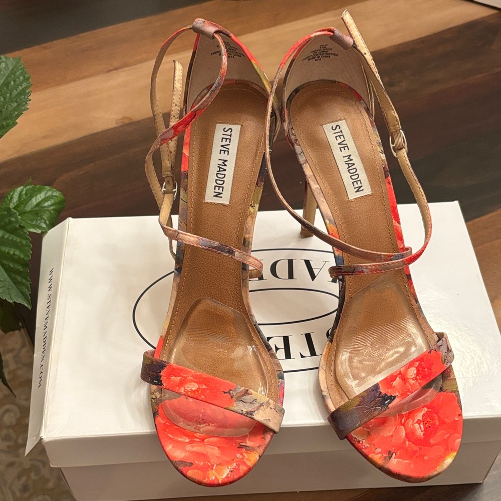 Steve Madden Women's Vibrant Red and Tan Heels